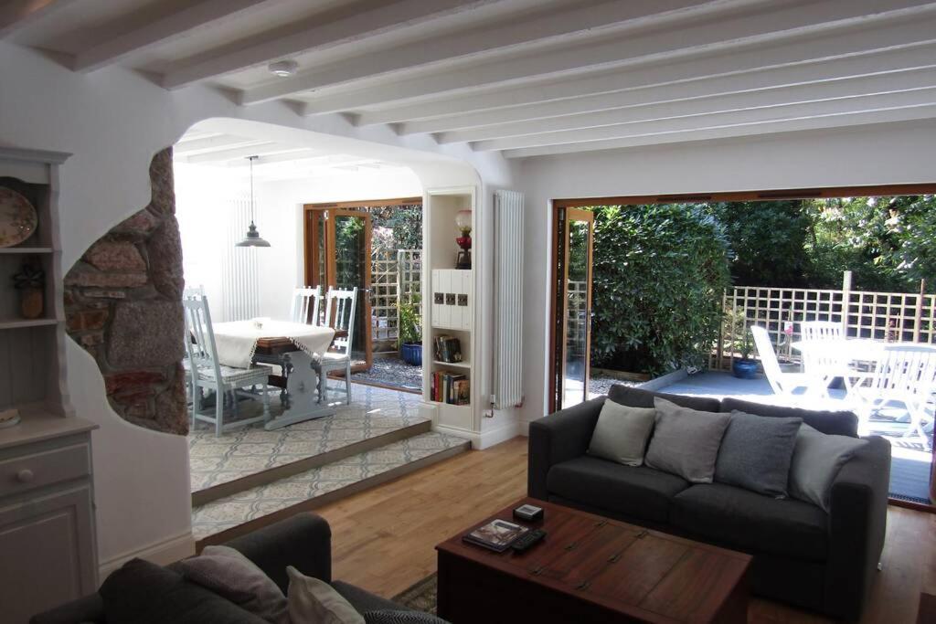 Lovely Spacious Cottage Near The Coast セント・オーステル エクステリア 写真