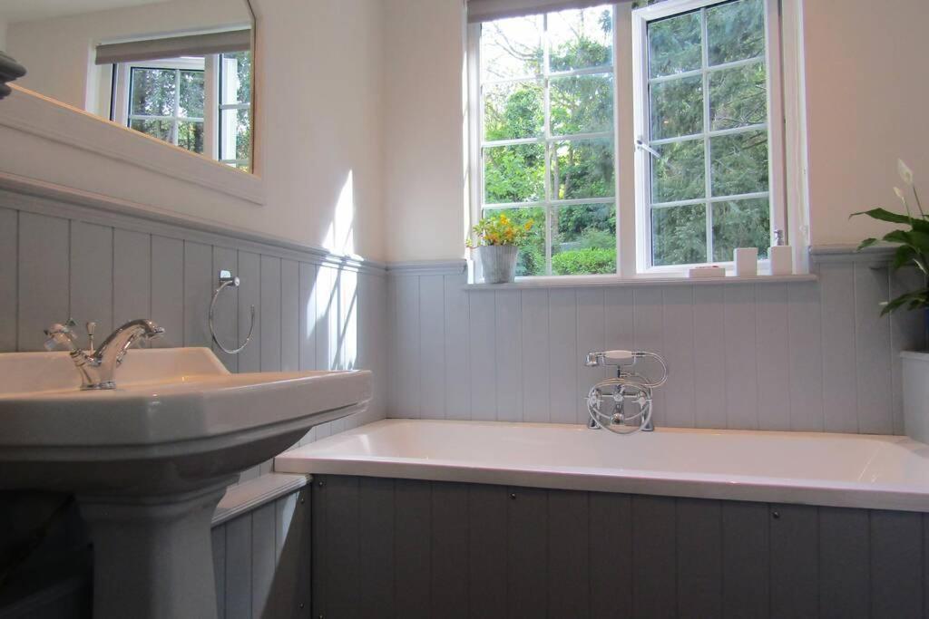 Lovely Spacious Cottage Near The Coast セント・オーステル エクステリア 写真