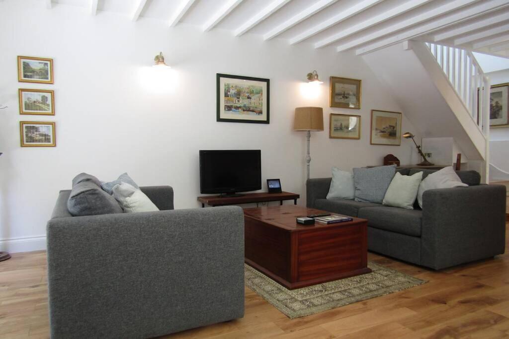 Lovely Spacious Cottage Near The Coast セント・オーステル エクステリア 写真